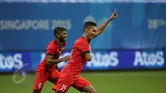 Bek timnas Singapura U-23, Sheikh Abdul Hadi (kanan) berlari merayakan golnya ke gawang Filipina U-23 dalam laga perdana grup A Sea Games 2015 di Stadion Jalan Besar, Singapura, Senin (1/6/2015). Singapura unggul 1-0. (Liputan 6.com/Helmi Fithriansyah)