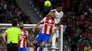 <p>Gelandang Atletico Madrid Koke (kiri) berebut bola dengan gelandang Real Madrid Casemiro dalam laga pekan ke-35 Liga Spanyol di Wanda Metropolitano, Senin (9/5/2022) dini hari WIB. Atletico Madrid berhasil menang dengan skor tipis 1-0 atas Real Madrid. (PIERRE-PHILIPPE MARCOU / AFP)</p>
