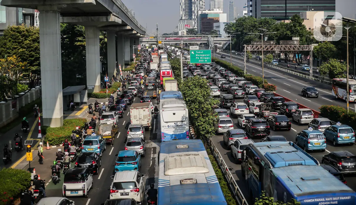 Dirlantas Polda Metro Jaya Kombes Latief Usman mewakili Kasatgas III Walrolakir Brigjen Pol Aan Suhanan menerangkan, pengalihan arus lalu lintas pada Rabu 6 September 2023 pagi akan dimulai pukul 07.00 - 10.00 WIB. (Liputan6.com/Faizal Fanani)