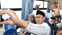 Ketika calon haji meminta foto bareng Menteri Agama Lukman Hakim Saifuddin di bus salawat. (MCH Indonesia)
