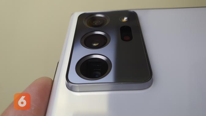 Kamera utama Galaxy Note20 Ultra memiliki frame yang agak tebal (/ Agustin Setyo W)