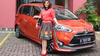 Menghabiskan sebagian besar waktunya di jalan raya membuat Merry Riana harus memilih mobil dengan fitur yang pas untuk kenyamanannya.