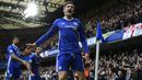 Gelandang Chelsea, Marcos Alonso, merayakan gol yang dicetaknya ke gawang Arsenal pada laga Liga Inggris di Stadion Stamford Bridge, Inggris, Sabtu (4/2/2017). Chelsea menang 3-1 atas Arsenal. (EPA/Will Oliver)