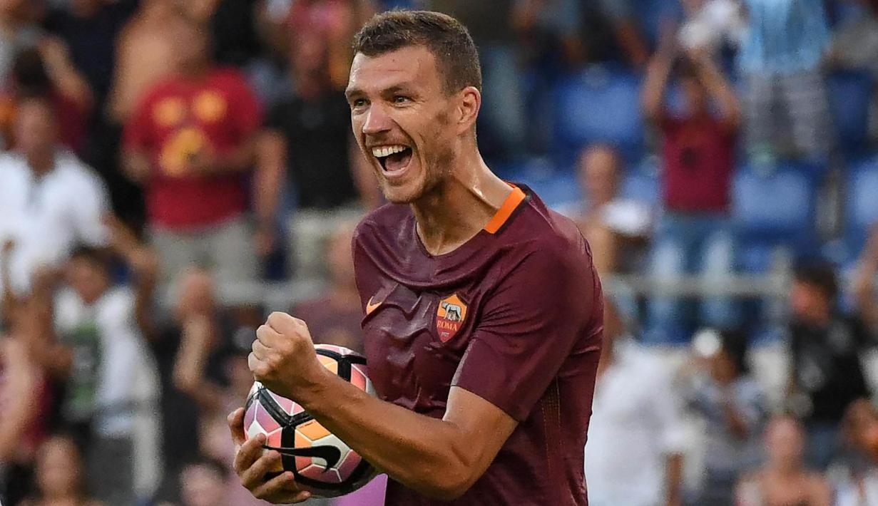 Striker AS Roma, Edin Dzeko, merayakan gol yang dicetaknya ke gawang Udinese pada laga Serie A di Stadion Olimpico, Roma, Minggu (20/8/2016). Dzeko menjadi top scorer Serie A dengan 29 gol. (EPA/Alessandro Di Meo)