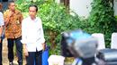 Jokowi yang tiba di lokasi pukul 13.15 WIB, tampak mengenakan kemeja putih dan celana hitam, Jakarta, (5/10/14). (Liputan6.com/Faisal R Syam)