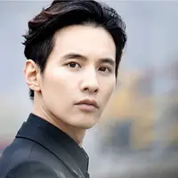 Won Bin merupakan salah satu aktor legenda Korea. Kepopuleran suami Lee Na Young ini memang sudah tak perlu diragukan lagi. Walaupun lama tak muncul, akan tetapi ia masih tetap populer. (Foto: Allkpop.com)