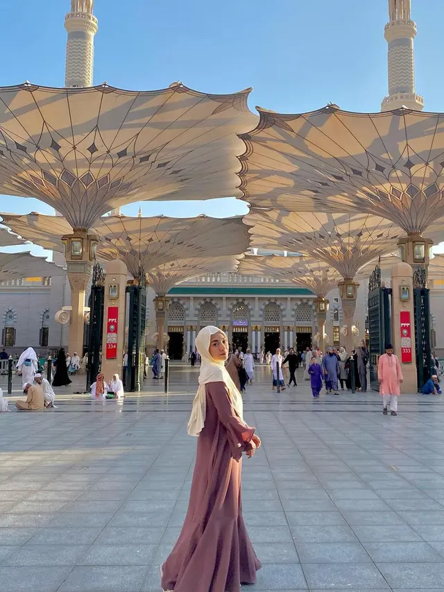 Dinda Kirana jalankan ibadah umrah untuk kali pertama, ditemani Naufal Samudra (Foto: Instagram dindakirana.s)