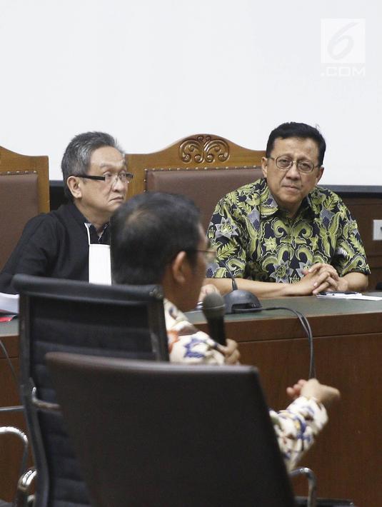 Terpidana kasus suap kuota pembelian gula impor di Perum Bulog untuk terpidana Irman Gusman mendengarkan keterangan mantan Hakim MK Hamdan Zoelva dalam sidang PK di Pengadilan Tipikor, Jakarta, Rabu (31/10). (Liputan6.com/Herman Zakharia)