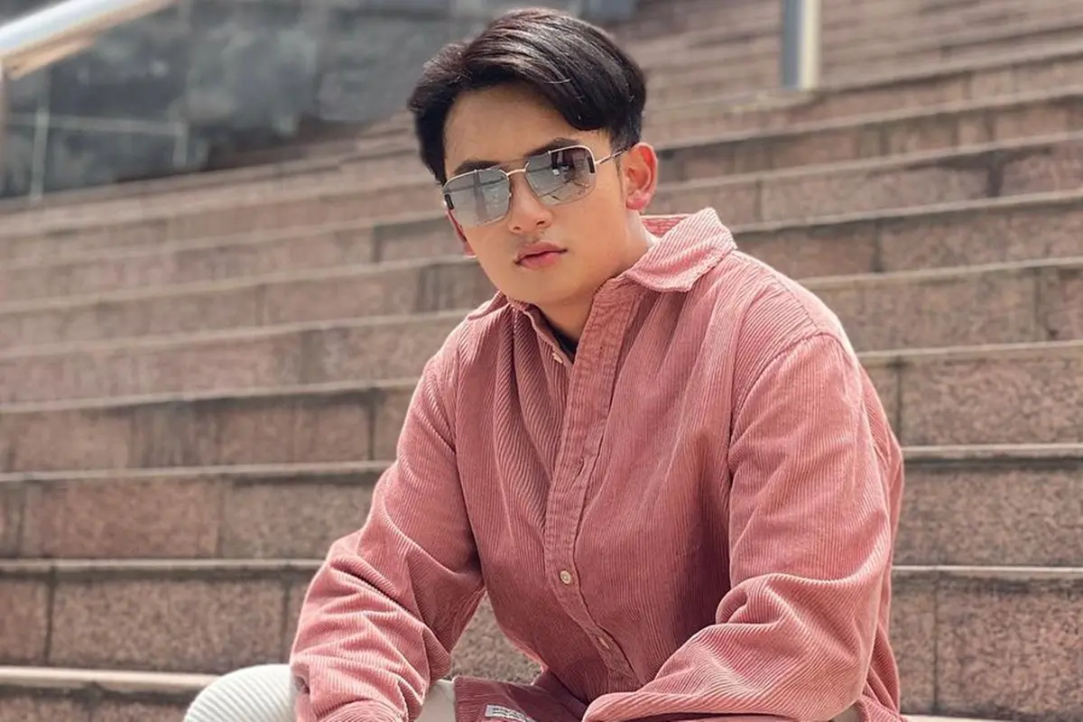 FOTO: Gaya Randy Martin saat Pakai Kacamata, Tampil Trendi