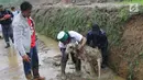 Warga memandikan seekor kambing usai diselamatkan dari timbunan longsor di Dusun Cimapag, Desa Sirnaresmi, Kecamatan Cisolok, Sukabumi, Selasa (1/1). Longsor menerjang Dusun Cimapag pada 31 Desember 2018. (Merdeka.com/Arie Basuki)