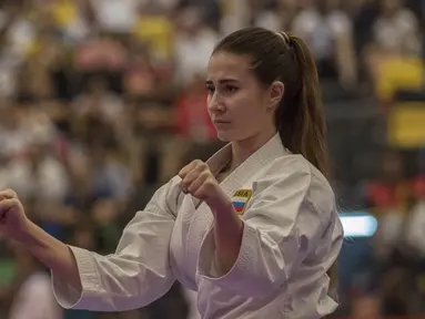Penampilan karateka cantik asal Rusia, Rumiantceva Anastasiia, pada Kejuaraan Dunia Karate Junior, Cadet, dan U-21 2015. (Bola.com/Vitalis Yogi Trisna)