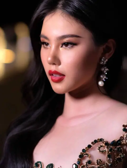 Memiliki ratusan pengikut dalam media sosial Instagramnya, brand ambassador dari produk kecantikan, fashion hingga mall ini kerap membuat berbagai konten yang menarik. Tidak jarang gadis 17 tahun ini pun kembali menyapa para penggemarnya di kolom komentar Instagram.
 (Liputan6.com/IG/zoe_levana)