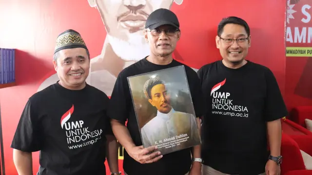 Ketua Umum PP Muhammadiyah Prof DR Haedar Nashir, diapit oleh Rektor UMP DR Anjar Nugroho dan Ketua Muhammadiyah Jawa Tengah, Tafsir M.Ag. (Foto: Liputan6.com/Humas UMP/Muhamad Ridlo).