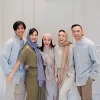 Model baju Lebaran keluarga Nola B3 tampil minimalis dengan kaftan monokrom dengan nuansa earth tone (Foto: Instargram @riafinola)