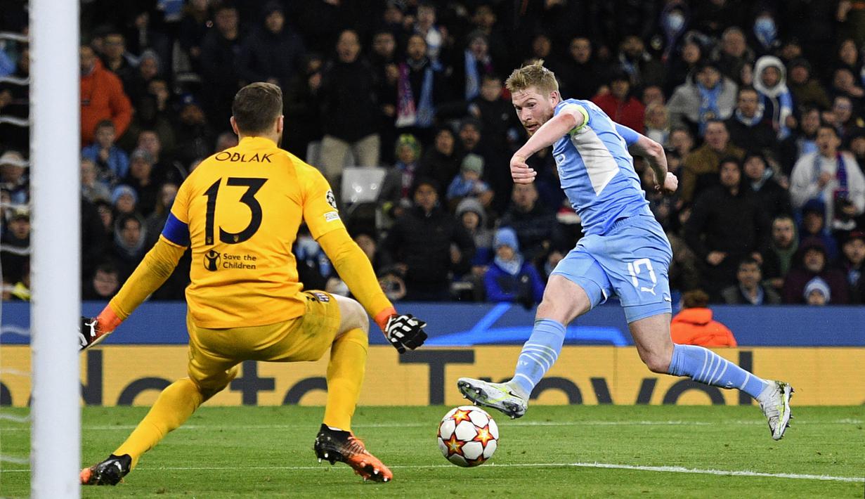 De Bruyne yang tinggal berhadapan satu lawan satu dengan Jan Oblak berhasil melesatkan bola ke gawang Atletico Madrid lewat tembakan mendatar kaki kanannya pada menit ke-69. (AFP/Oli Scarff)