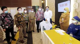 Regional CEO Bank Mandiri Jakarta 1 Teuku Ali Usman, Regional CEO Jakarta 2 Trilaksito Singgih H dan Regional CEO Jakarta 3 Anton Zulkarnain didampingi jajaran Kabid DKI Jakarta berbincang dengan anak peserta vaksin di Menara Mandiri, Jakarta, Senin (26/7/2021). (Liputan6.com/Pool/Mandiri)