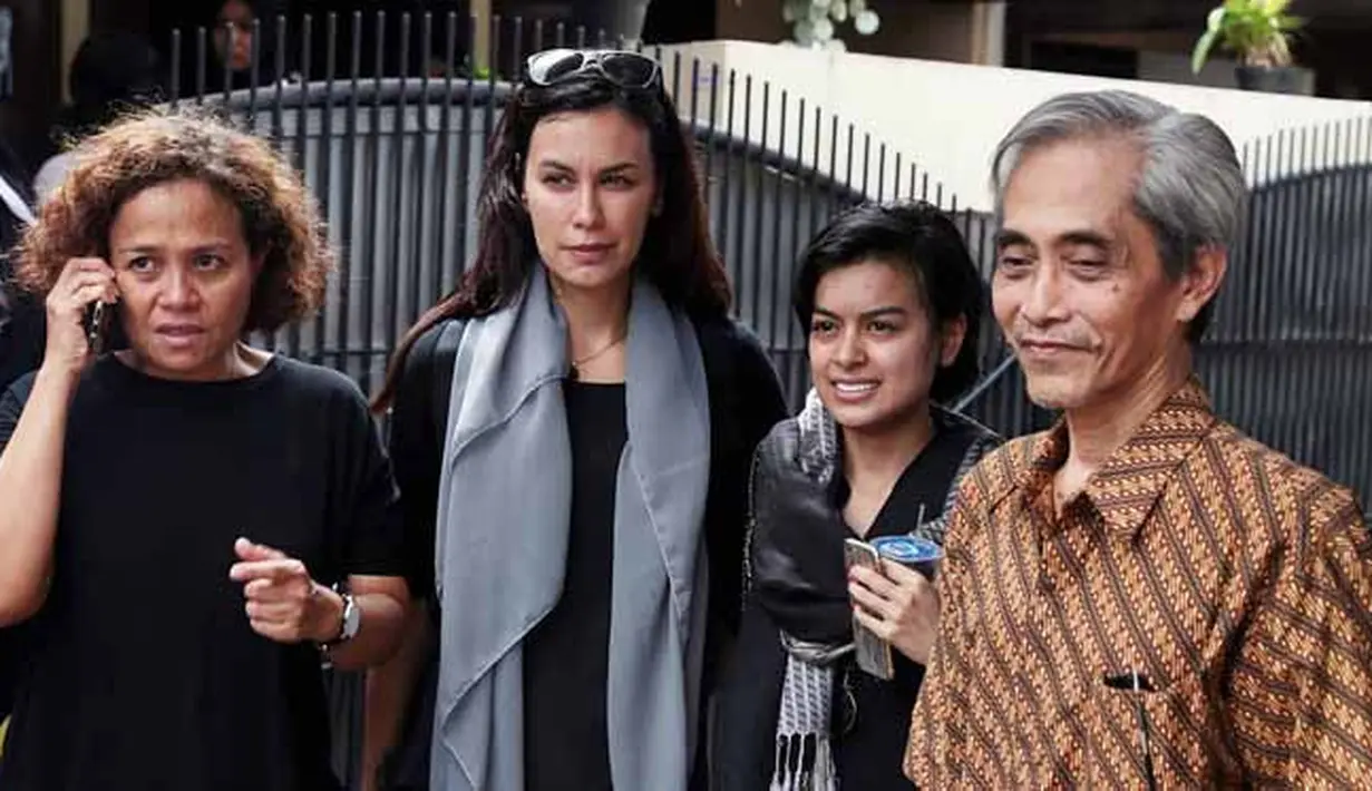 Jenazah Nien disemayamkan di kediamannya di kawasan Bintaro, Tangerang Selatan. Para pelayat pun berdatangan untuk memberikan ucapan bela sungkawa pada keluarga, terutama pada Mira dan Indra. (Deki Prayoga/Bintang.com)