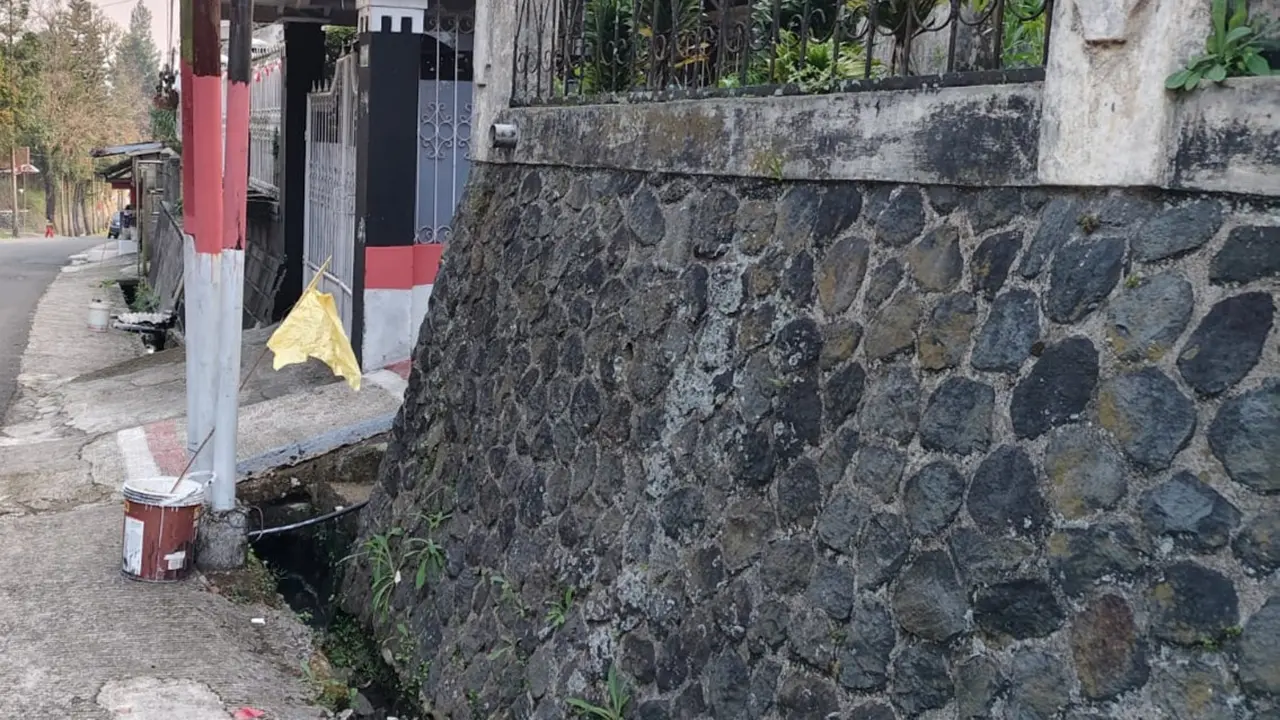 Lokasi penemuan yang tewas di juru parkir AR (56), di Kampung Selabintana Kulon, Desa Sudajaya Girang, Kabupaten Sukabumi.