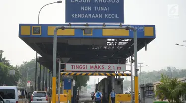 Petugas terlihat di dekat Gerbang Pejompongan tol dalam kota yang rusak akibat dibakar massa di Jakarta, Rabu (25/9/2019). Terbakarnya gerbang tol tersebut saat unjuk rasa yang menolak UU KPK dan RUU KUHP di depan gedung DPR Senayan berujung ricuh. (Liputan6.com/Immanuel Antonius)