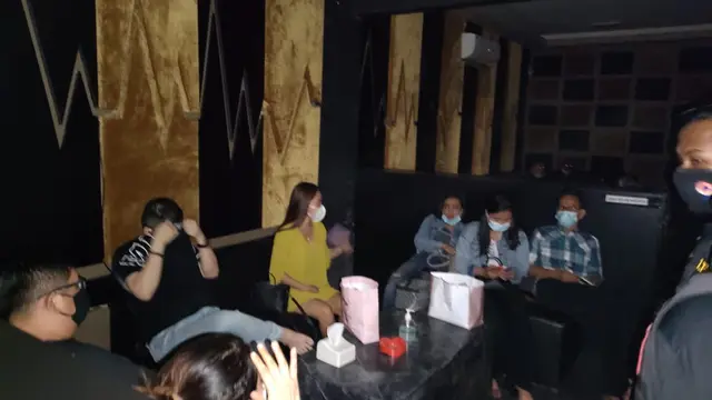 RHU Pelanggar jam operasional akan ditutup Satpol PP Surabaya. (Dian Kurniawan/Liputan6.com)