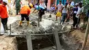 Proses pembangunan "Jembatan Asa SCTV" di desa Jayasari, Kecamatan Cimarga, Kabupaten Lebak Banten, Minggu (3/5/2015). Program kemanusiaan tersebut dalam rangka memperingati ulang tahun SCTV yang ke-25. (Dok. SCTV)