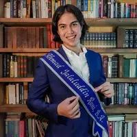 Potret El Rumi merayakan kelulusan dari University of Westminster, Inggris (https://www.instagram.com/p/CSY9bp1BBs7/)