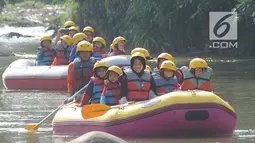 Murid TPQ Kelopak Kalisari Jakarta bertualang arung jeram khusus anak di kawasan Bendungan Katulampa, Bogor, selasa (20/11). Rafting di aliran Sungai Ciliwung ini diadakan Hiking Bocah melibatkan partisipasi masyarakat lokal. (Merdeka.com/Arie Basuki)