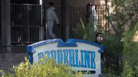 Tim investigasi mengecek lokasi penembakan massal di Borderline Bar & Grill di Thousand di Thousand Oaks, California (8/11). 12 orang tewas dalam peristiwa penembakan tersebut, termasuk seorang polis. (AFP Photo/Robyn Beck)