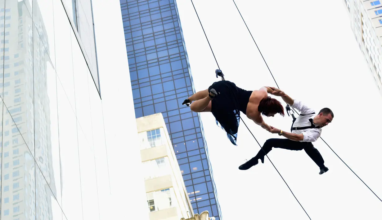 Penari membawakan tarian di udara dekat gedung Manhattan borough New York (19/4). Aksi nekat ini merupakan bagian dari pembukaan toko "Hublot"di Fifth Avenue, Manhattan. (REUTERS/Andrew Kelly)