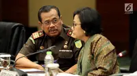 Jaksa Agung HM Prasetyo (kiri) berbincang dengan Menkeu Sri Mulyani saat rilis barang bukti terkait perdagangan ilegal di Jakarta, Kamis (2/11). Penyelewangan tersebut merugikan negara lebih dari Rp118 miliar. (Liputan6.com/JohanTallo)