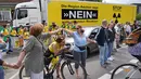 Demonstran membentuk rantai manusia untuk menuntut penutupan reaktor nuklir di Aachen, Jerman barat, 25 Juni 2017. Ada dua reaktor nuklir yang diminta agar ditutup, yakni reaktor nuklir Tihange dan reaktor nuklir Doel di Belgia. (Henning Kaiser/dpa/AFP)