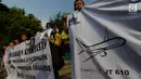 Massa aksi keluarga korban pesawat Lion Air JT610 yang jatuh diperairan Karawang, Jawa Barat melakukan aksi damai di depan Istana Negara, Jakarta, Kamis, (13/12). Mereka menuntut pemerintah untuk melakukan pencarian ulang korban. (Merdeka.com/Imam Buhori)