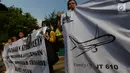 Massa aksi keluarga korban pesawat Lion Air JT610 yang jatuh diperairan Karawang, Jawa Barat melakukan aksi damai di depan Istana Negara, Jakarta, Kamis, (13/12). Mereka menuntut pemerintah untuk melakukan pencarian ulang korban. (Merdeka.com/Imam Buhori)