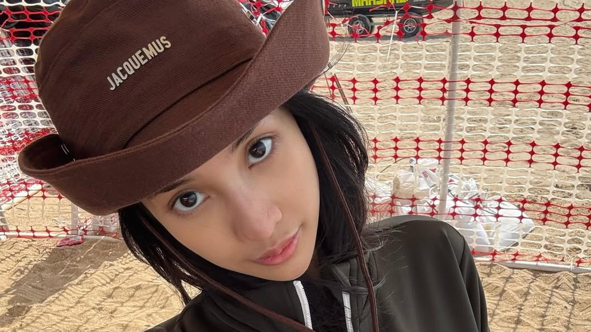 Anya Geraldine Hadir di Acara Sea Games Thailand 2025, Kenakan Tank Top Dipadukan Jaket Timnas dan Bucket Hat