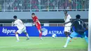 Dony Tri Pamungkas memperlihatkan daya juang tinggi saat Timnas Indonesia U-22 digilas Mali U-22 pada laga uji coba. Semangat petarung yang diperlihatkan Dony Tri membuat barisan pertahanan lawan kerepotan. (Bola.com/M Iqbal Ichsan)
