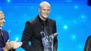 <p>Erling Haaland dari Norwegia memegang penghargaan pemain terbaik UEFA Mens Player of the Year 2022/2023 setelah ajang drawing Liga Champions 2023/2024 di Forum Grimaldi di Monaco, Kamis (31/8/2023). (AP Photo/Daniel Cole)</p>