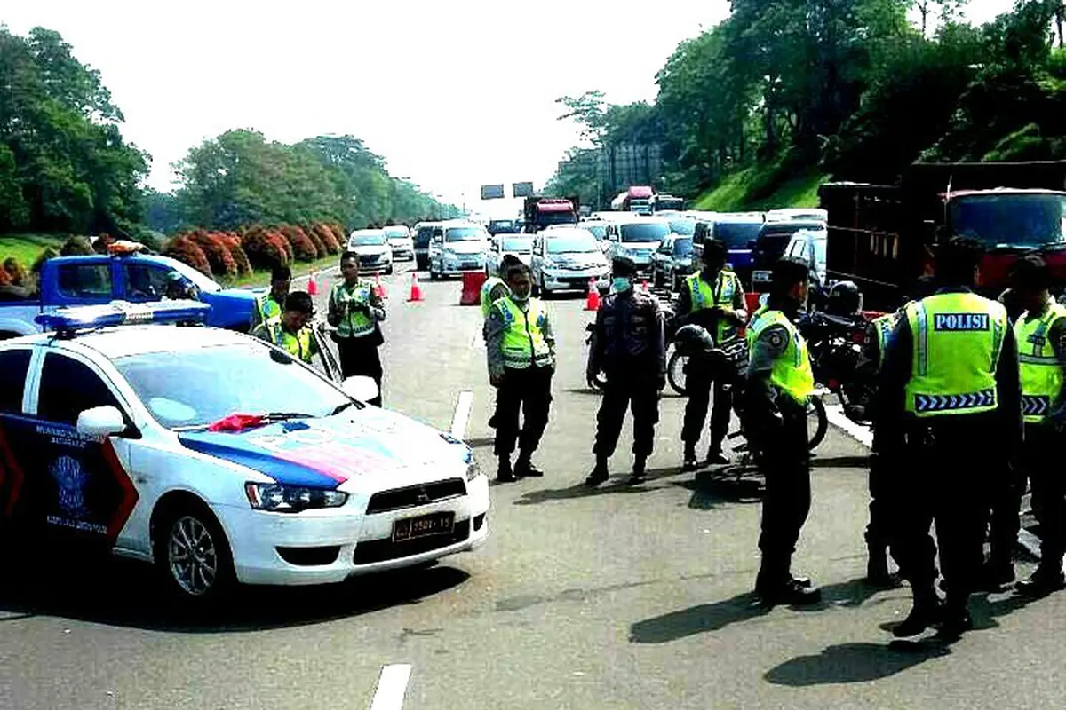 Truk LPG Pertamina Terguling