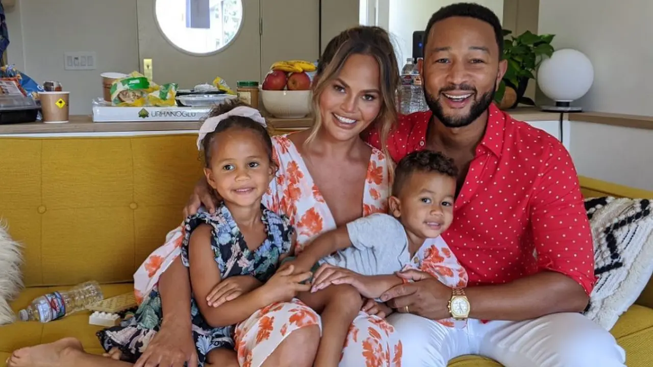 John Legend dan Crissy Teigen di Mother's Day 2021