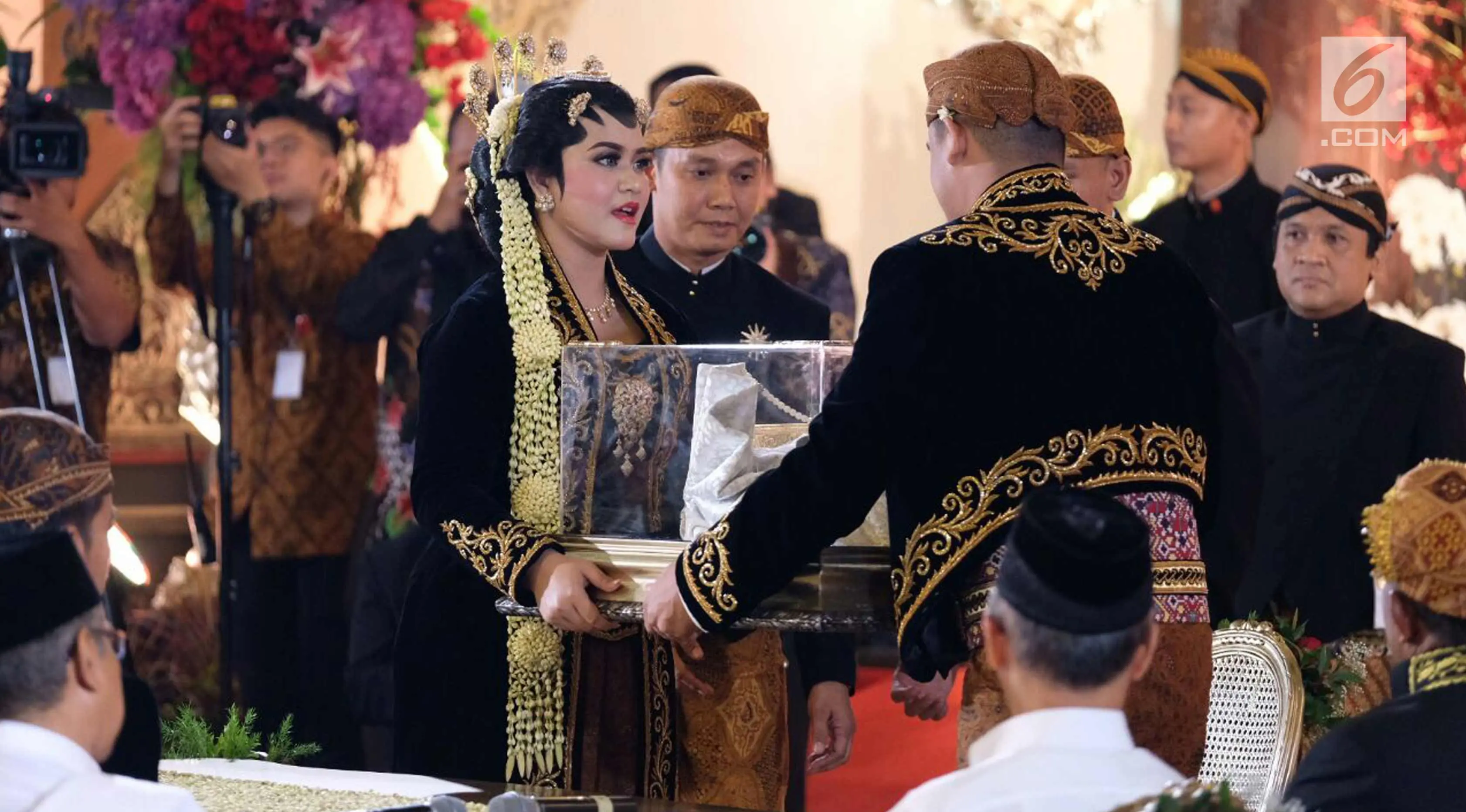 Bobby Nasution saat menyerahkan mas kawin ke Kahiyang Ayu setelah melangsungkan akad nikah di  Graha Saba Buana, Solo, Rabu (8/11). (Liputan6.com/Pool/Jimboengphoto)