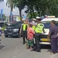 Petugas gabungan melakukan razia angkutan kota (angkot) di Medan