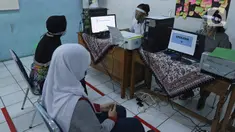 Panitia melayani calon siswa saat pengurusan Penerimaan Peserta Didik Baru (PPDB) di SMPN 60 Jakarta, Rabu (17/6/2020). Sejumlah sekolah di DKI Jakarta, salah satunya SMPN 60 Jakarta, membuka penerimaan peserta didik baru sejak 15 Juni 2020. (Liputan6.com/Herman Zakharia)