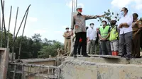 Gubernur Jateng Ganjar Pranowo meninjau pembangunan SMKN Lumbir, Banyumas. (Foto: Humas Pemprov Jateng)