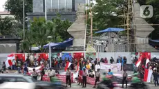 Massa dari Aliansi Anak Bangsa Cinta Kedamaian menggelar aksi unjuk rasa di depan Gedung Polda Metro Jaya, Jakarta, Senin (7/12/2020). Massa menuntut aparat kepolisian segera menangkap Rizieq Shihab atas dugaan pelanggaran protokol kesehatan beberapa waktu lalu. (Liputan6.com/Immanuel Antonius)