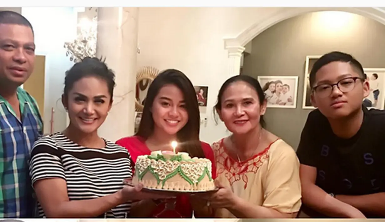 Keceriaan terpancar dari Krisdayanti. Bersyukur lebaran tahun ini, bisa bersama dengan kedua anaknya dari pernikahannya dengan Anang Hermansyah dan memberikan kejutan ulang tahun pada putrinya. (dok. Instagram)