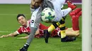 Kiper Dortmund, Roman Buerki gagal mehalau bola sepakan Robert Lewandowski pada lanjutan Bundesliga di Signal Iduna Park, Dortmund, (4/11/2017). Bayern menang 3-1. (AP/Martin Meissner)