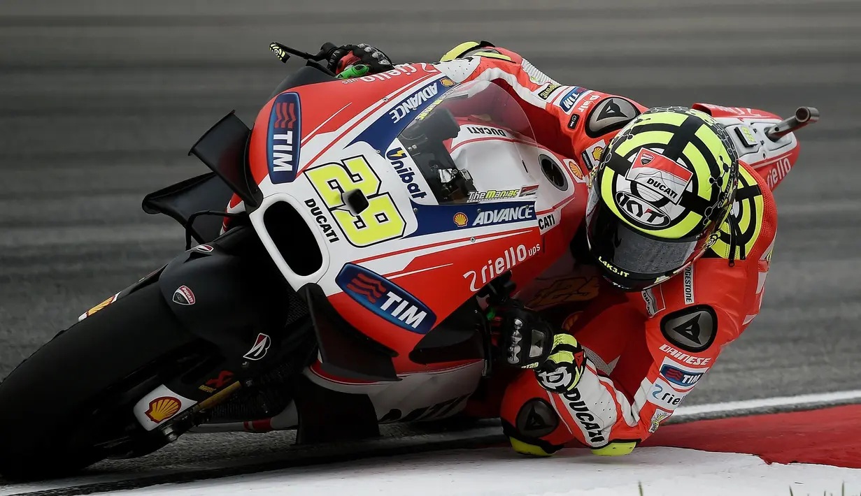 Winglet menjadi inovasi sensasional saat diadopsi oleh Ducati pada tahun 2015 silam. Piranti ini berfungsi untuk menambah daya tekan motor di bagian depan ketika akselerasi maupun kecepatan tinggi. Namun, teknologi ini kemudian dilarang akibat keamanan dan biaya bengembangan. (AFP/Manan Vatsyayana)