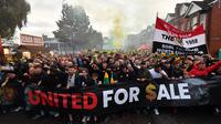 Kemenangan 2-1 atas Liverpool tidak menyurutkan niat para suporter yang sudah tak puas dengan keluarga Glazer selaku pemilik klub. Di luar Old Trafford mereka melancarkan demonstrasi. Sementara yang di dalam bernyanyi dengan nada protes. (AFP/Anthony Devlin)