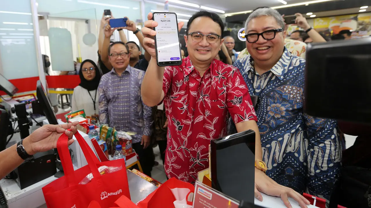 Dorong Penggunaan QRIS, OVO Gandeng Alfamart dalam Bertransaksi Non Tunai