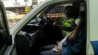 Polisi menolong ibu hamil yang mengalami kontraksi di pinggir Jalan Hasyim Ashari, Gambir, Jakarta Pusat. (Istimewa)