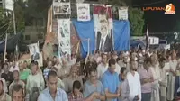 [VIDEO] Ribuan Pendukung Morsi Salat di Alun Rabaa al-Adawiya